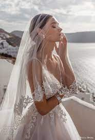Pizzo e plissé… per le tue cerimonie estive. Ricca Sposa 2021 Wedding Dresses Santorini Wedding Inspirasi Tumblr