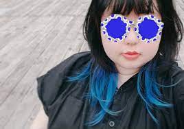 髪色新しくしたらカワセミになりました 黒髪の下はパープルで見えてる部分がブルー 秋になろうというのに 季節を無視したダレトク な色合い 事件起こしたら即発見されるな 公園で撮ってたら本物のカワセミも撮れた キャッホ 2枚目 セルフカラー詳細 毛先のブルー