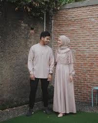 Apakah beberapa outfit kondangan dengan kebaya couple di atas sudah menginspirasimu? Baju Couple Simple Buat Kondangan Couple Keren