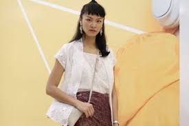 5 Inspirasi Berbusana Batik Kekinian Dari Para Desainer Ternama Halaman All Kompas Com Satu set kain batik cap pekalongan. 5 inspirasi berbusana batik kekinian