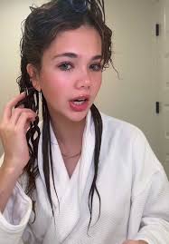 Replying to @junie 🪐 guys send help and moisture to my curls  🙏🏼🙏🏼🙏🏼💧💧💧