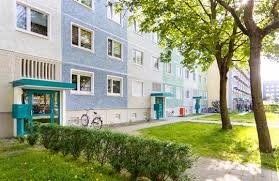 Die wohnung liegt in der 3 etage, auf der auch ein aufzug hält. Gntizmljdlxsqm