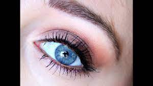 Le maquillage des yeux est également une étape importante, car le regard peut véhiculer de nombreux messages. Tutoriel Simple Make Up Yeux Bleus Youtube