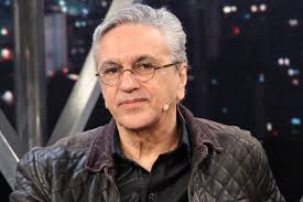 Mas ela ao mesmo tempo diz que tudo vai mudar / porque ela vai ser o que quis, inventando um lugar / onde a gente e a natureza feliz vivam sempre em comunhão / e a tigresa possa mais do que o leão Caetano Veloso Is Charged With Pedophilia Surprises And Takes A Radical Attitude Tv Spotlight Onties Com
