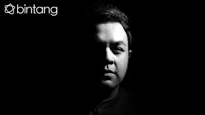 Rumit, njelimet, terkesan sangat serius dan tua sekali. Eksklusif Filosofi Album Monokrom Dan Mimpi Mimpi Tulus Di Bintang Com Tulus