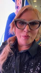 Happy Birthday lic .Wanda Alejandro que pases un feliz comienzo de este  nuevo año lleno de alegría y amor .Los 60 de nuestra amiga se celebran por  que ahora es que empieza