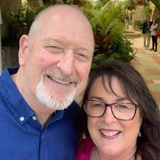 When the wife tries to turn me into a model 🤦🏼 Brick Wall Chic 🕺  #hitchedbylush #roadiehubby #husbandonduty #celebranthubby #tassiehubby  #tasmanianhubby #weddinggroove