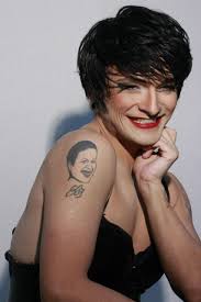 Sensação do The Voice em 2014, drag quen Denna Love cantará o Hino Nacional  na Parada de Madureira