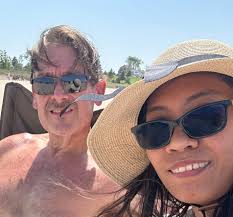 I can hardly believe what I am seeing in the new Assanti episode. Ignoring  the ridiculous behaviors, Steven actually had his surgical procedure, even  near 700 pounds. The hospital and Dr. Now