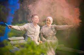 Prewedding motor cb konsep bikers retro tips contoh foto. 11 Ide Pre Wedding Dengan Smoke Bomb Properti Unik Untuk Buat Foto Penuh Warna Warni Cantik