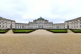 Flores, jarrones, decoración, cuadros, alfombras. Pabellon De Caza De Stupinigi Piamonte Italia Hisour Arte Cultura Historia