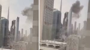 दुबई में बुर्ज खलीफा के पास धमाका, आसमान में धुआं ही धुआं, VIDEO - dubai  explosions difc building damage interception debris drone incident uae  middle east war iran NTC AGKP - AajTak