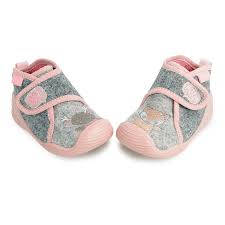 Para los primeros pasos del bebé, en @kvuko preparamos en nuestra fábrica las mejores zapatillas de andar por casa para bebés. Zapatillas De Casa Biomecanics Para Bebe Adriana Calzapekes