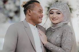 Mantan istri teddy, ica, kembali muncul untuk membongkar fakta soal kehamilan lina yang ternyata terjadi sebelum pernikahan dan memprediksi kalau kini setelah sule, ica yang dulu menikah dengan teddy kini membongkar fakta mengejutkan. Nathalie Holscher Keguguran Sule Kita Masih Program Hamil