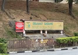 Foto labun memakai kad matriknya yang tertulis labun kict. Blog Farid Majid