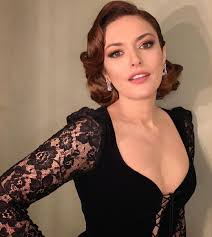 O kurumun içinden çıkan haysiyetsiz bir insan o kurumu bağlamaz. Linda Evans Girl Hollywood