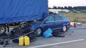 Schwere verletzungen erlitten zwei motorradfahrer bei einem unfall am. Schwerer Unfall Auf A24 Strafanzeigen Gegen Elf Gaffer Gestellt