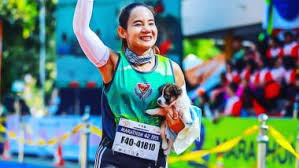 Schnell und sicher online buchen. Marathoner Khemijra Klongsanun Finishes Race Holding An Abandoned Puppy She Found On Her Way In Thailand See Pic Latestly