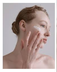 🎄Cozying up to the Holidays with QUINCE @onequince Hair and makeup by me!  @verdecita @cosmic_mgmt Photo: @emilydulla