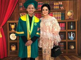 Umur 45 tahun) adalah seorang penyanyi, pemeran, dan politikus indonesia. Aurel Ungkap Alasan Tak Mau Tinggal Bareng Krisdayanti Karena Raul Lemos