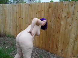 Mein garten ist zwar gegen direkte einblicke geschützt, jedoch habe ich jetzt schon mehrmals bemerkt. Mein Mollige Freundin Tina Posiert Nackt Im Garten Nackte Frauen Bilder