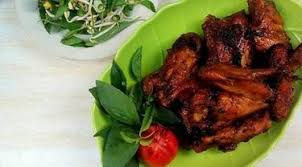Rasa gurih ayam bakar yang menyerap sampai ketulang ini dihasilkan dari cara masak yang khusus yaitu mengungkep ayam dengan api kecil hingga lama. Resep Ayam Bacem Bakar Masakan Mama Mudah