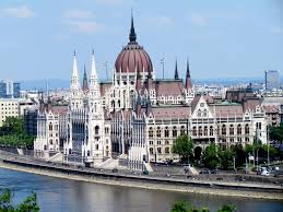 Se învecinează la est cu românia, la sud cu serbia şi croaţia, la slovenia şi austria iar la nord cu slovacia şi ucraina. Ungaria