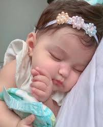 Ella solo deseaba salvar la v¡da de su hermano, nunca imaginó que había  caído en las garras del mismo d¡abl0 Fragmento: —¿A dónde crees que vas?  —me dice uno de ellos. —Déjala