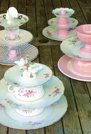 Susse Etageren Aus Alten Vintage Tellern Und Tassen Kann Man Auch Einfach Selbermachen Diy Cupcake Stander Etageren Etageren Selber Machen