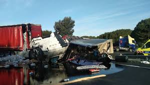 A l'intérieur du véhicule, les gendarmes retrouvent une quarantaine de paires de lunettes. Accident De Camions Sur L A9 Fin De Perturbations Sur L Autoroute Ce Lundi Soir Lindependant Fr