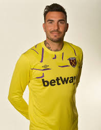 Dijual promo benfica home jersey 2019 20 adidas climalite merah m murah dan bagus. In Pictures Roberto Tries On West Ham United S 2019 20 Goalkeeper Kit For Size West Ham United