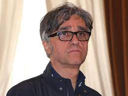 Fortunatamente un medico tra gli spettatori notò un cambiamento del timbro vocale del cantante, sintomo, tra gli altri, dell'ictus. Zs Hyz222 1g5m