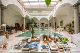 Ha completato la formazione superiore in irlanda dove ha conseguito il diploma nel 2019. Apartment For Sale In Florence