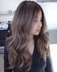 It starts with a dark hue of ash golden and as the highlights go down, they become lighter in shade. 20 Stunning Examples Of Mushroom Brown Hair Color