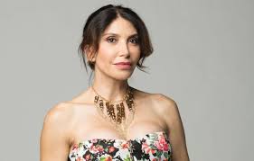 La moglie di paolo bonolis non lesina critiche a barbara d'urso e affronta l'argomento sonia bruganelli è l'ospite di questa sera a belve, programma condotto da francesca fagnani in onda su rai 2 alle 22.50. Avanti Un Altro Carmen Di Pietro Nel Cast Come Poetessa Davidemaggio It