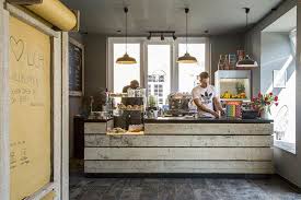 Cafe Ragazzi In Nienburg Fabriklampen Und Schlichte Theke Aus Holz Tresen Ladeninneneinrichtung Innenarchitektur
