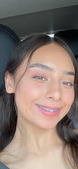 Nuevamente les pido de favor me ayuden a quitar la hoja del rostro de mi  mamá y poner más clara la foto . 🙏🙏🙏 Deseo imprimir la foto y tenerla  conmigo. El