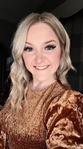 Ashley Ehlers's Instagram, Twitter & Facebook