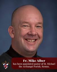 Today we welcome our new priest, Father Mike Alber! We are so happy to have  you join our parish family and we welcome you with open arms and hearts. 📸  Diocese of