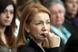 Η θεατρική παραγωγός μπέσσυ γιαννοπούλου συνεχίζει να βρίσκεται σε δικαστική διαμάχη με την ηθοποιό πέμη ζούνη μετά την κόντρα που ξέσπασε ανάμεσα τους με αφορμή το σκάνδαλο με την επεξεργασμένη φωτογραφία της ηθοποιού να απεικονίζεται δίπλα στον βραβευμένο με όσκαρ άνγκ. Kindyneyei Me Fylakish H Pemy Zoynh H Apopsh