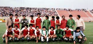 قصة الجيل الذهبي منتخب الكويت 1982 والتأهل الى نهائيات كأس العالم كأول منتخب خليجي. Ù…Ù† Ø£Ø±Ø´ÙŠÙ ÙÙŠÙØ§ Ø§Ù„Ø¬Ø²Ø§Ø¦Ø± Ø¶Ø­ÙŠØ© Ù…Ø¤Ø§Ù…Ø±Ø© Ø£Ù„Ù…Ø§Ù†ÙŠØ© Ù†Ù…Ø³Ø§ÙˆÙŠØ© Ø§Ù„Ø­Ø±Ø©