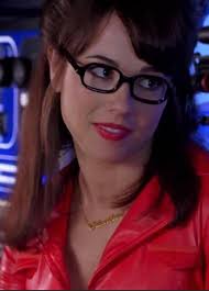 Trong phim Scooby-Doo 2: Monsters Unleashed, vòng cổ của Velma có dòng chữ  "Velmalicious", đây là một sự ám chỉ đến sở thích của người viết kịch bản.  : r/shittymoviedetails