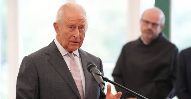 Re Carlo avverte responsabili big tech sui “pericoli esistenziali AI”