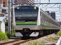 2020年2月1日撮影。 横浜駅きた西口から徒歩2分ほどで建設地南西側に到着します。 線路沿いの道路は無くなっていました。 左はjr横浜鶴屋町ビル、右が建設地です。 その右手。 建設地北側。 前回撮影時と比べると「地名地番、面積関係、高さ、駐車台数、着工予定、完了予. æ¨ªæµœç·še233ç³» å†™çœŸç´ æ 4532155 ãƒ•ã‚©ãƒˆãƒ©ã‚¤ãƒ–ãƒ©ãƒªãƒ¼ Photolibrary