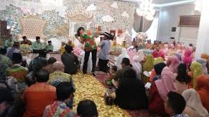Mengirim daging aqiqah yang sudah dimasak kepada fakir miskin itu, lebih baik daripada kita mengundang mereka datang makan dan minum ke demikian penjelasan materi tentang aqiqah adalah: Bolehkan Orangtua Makan Daging Akikah Anaknya Tribun Lampung