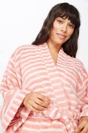 Handuk ponco, glitter dan kimono handuk ponco anakapakah ponco? 10 Rekomendasi Bathrobe Yang Membuat Tubuh Terasa Nyaman Sehabis Mandi 2019