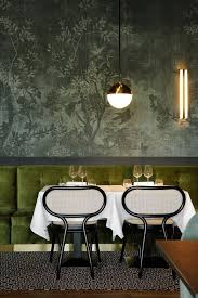 Green Velvet Bench Seating And Bentwood Chairs Restaurant De Luxe Interieur De Restaurant Decoration Interieure Moderne
