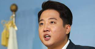 한편 이날 국민의힘 새 당 대표에는 36세의 이준석 후보가 선출됐다. ì´ì¤€ì„ ë‹¹ëŒ€í'œ ì¶œë§ˆ ì„ ì–¸ ì Šì€ ì •ì¹˜ ì¡±ì‡„ í'€ë¦´ ê²ƒ ì¤'ì•™ì¼ë³´
