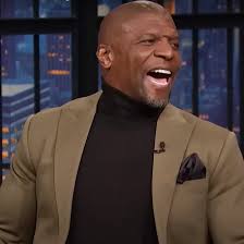 Hoje, Terry Crews faz 57 anos. O ator e ex-jogador de futebol americano  ficou conhecido pelos papéis de comédia, em filmes e séries como “Todo  Mundo Odeia o Chris”, “Brooklyn Nine-Nine”, “As