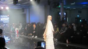 Sekarang sudah nggak jaman yang namanya busana muslim itu jadi membuat kita tampak lugu dan nggak gaul. Catwalk Runway Fashion Show Modern Muslim Fashion Muslim Women Muslim Fashion